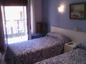Chambre Double, salle de bains commune | Balcon