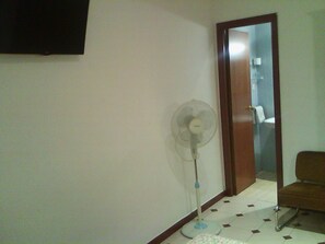 Shower, free toiletries, hair dryer, towels - Hostal Central (Zaragoza)