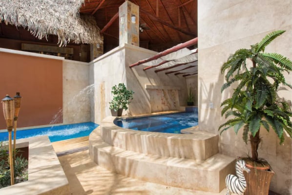 2 outdoor pools