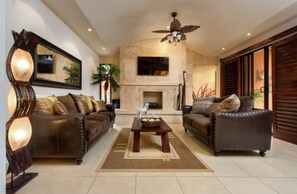 Villa Deluxe, 3 habitaciones, para no fumadores | Área de sala de estar | Televisión de pantalla plana 