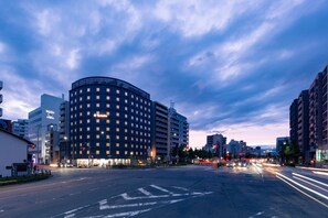 施設の正面 (日没後)