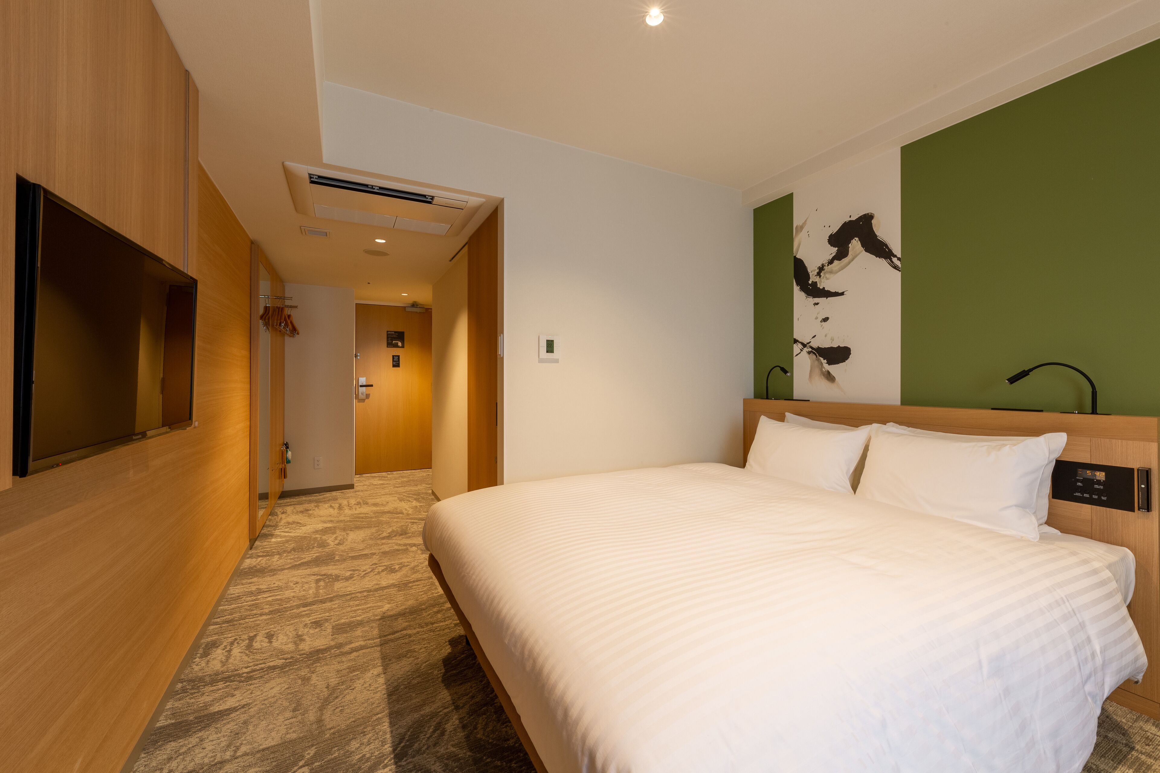 standard queen room, non smoking | down duvets, in-room safe, desk, blackout curtains