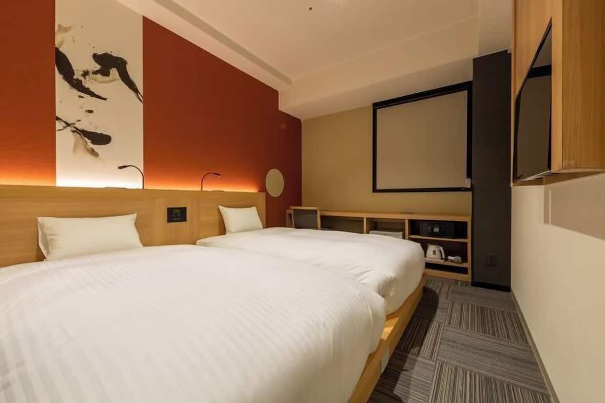 Down duvets, in-room safe, desk, blackout curtains