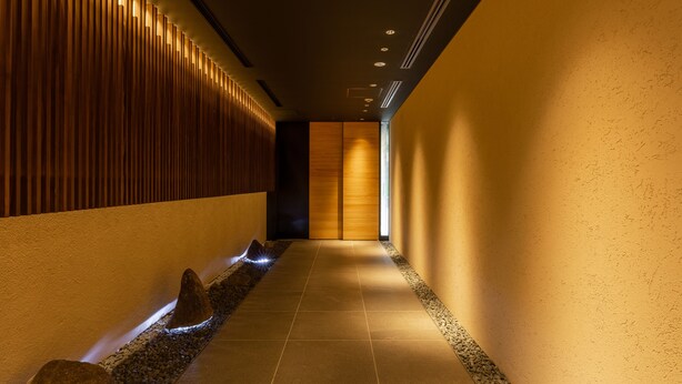 A corridor with a wooden wall, a tiled floor, and a water feature. - The OneFive Kyoto Shijo (Kyoto)