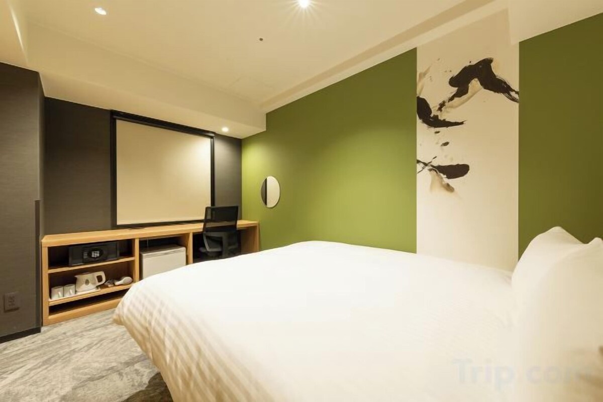 Edredons de pluma, cofres nos quartos, escrivaninha, cortinas blackout