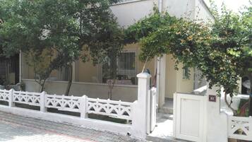 Vista frontal de la propiedad