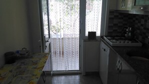 Apartamento, 2 quartos | Cozinha privada | Cooktop, talheres/pratos/utensílios de cozinha