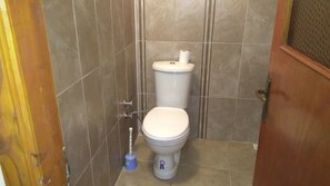 Departamento, 2 habitaciones | Baño | Regadera y toallas 