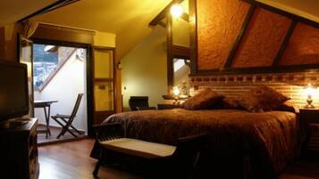 Un dormitorio con cama, escritorio, silla y televisor.