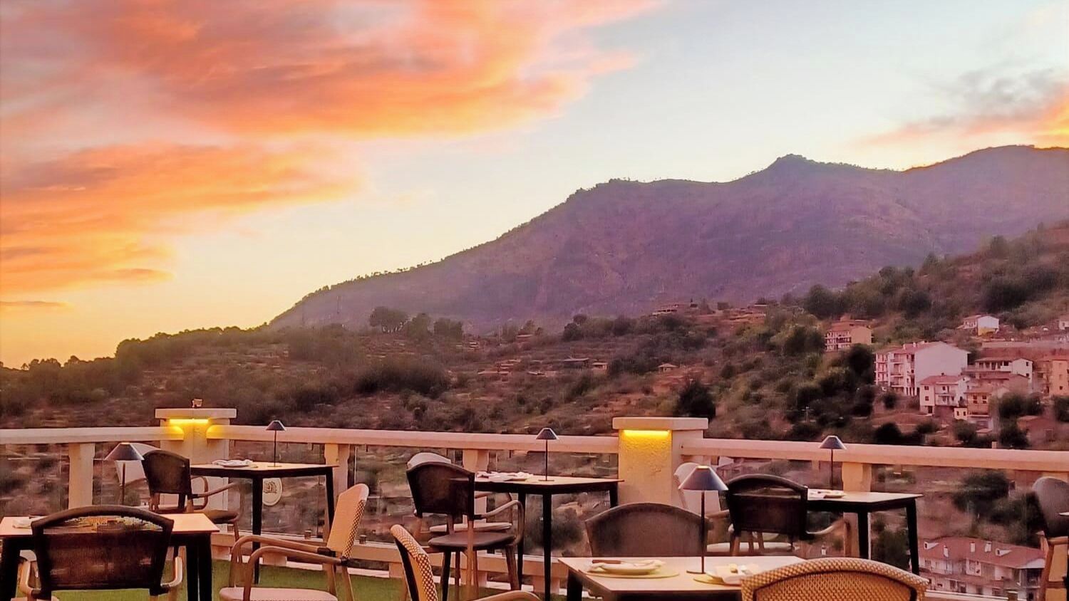 Déjeuner et dîner servis sur place, spécialités Cuisine locale