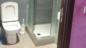 Studio | Salle de bain | Douche, serviettes fournies