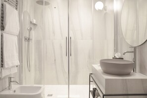 Deluxe-Zimmer | Badezimmer | Dusche, Regendusche, Designer-Toilettenartikel, Haartrockner