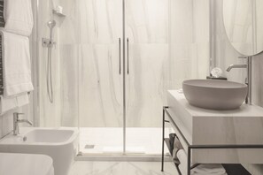 Suite | Bathroom | Shower, rainfall showerhead, designer toiletries, hair dryer - Palazzo Cornalia (Milan)