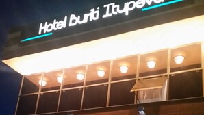 A hotel with a sign reading "Hotel Burti Itupeva." - Hotel Buriti Itupeva (Itupeva)