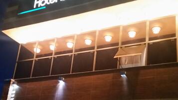 Fachada da propriedade à noite