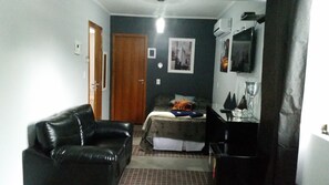 Frigobar, cortinas blackout, Wi-Fi de cortesia, roupa de cama