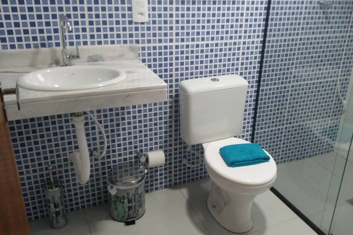 Family Suite, City View | Bathroom | Shower, free toiletries, hair dryer, towels
