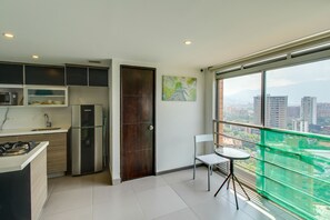 Apartamento conforto | Cozinha privada | Geladeira grande, micro-ondas, cooktop, cafeteira/chaleira