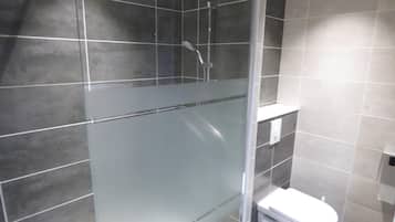 Douche, articles de toilette gratuits, serviettes fournies