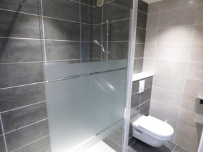 Regadera, amenidades de baño gratuitas, toallas 