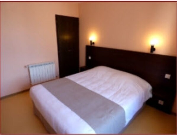 Bureau, chambres insonorisées, lits bébé (gratuits), Wi-Fi gratuit