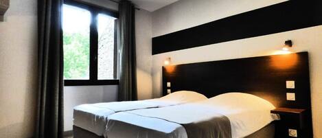 Desk, soundproofing, free cribs/infant beds, free WiFi