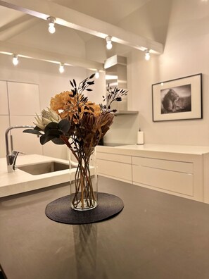 Àtic | Cuina privada | Frigorífic gran, microones, forn i placa de cuina