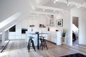 Attico Superior | Cucina privata | Frigorifero con congelatore, microonde, forno, piano cottura