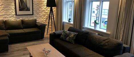 Comfort Apartment, 1 Bedroom (B) | Living area | Flat-screen TV