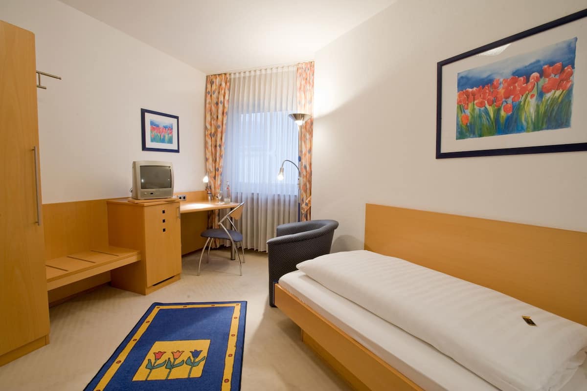 Standard Single Room | In-room safe, desk, blackout drapes, soundproofing