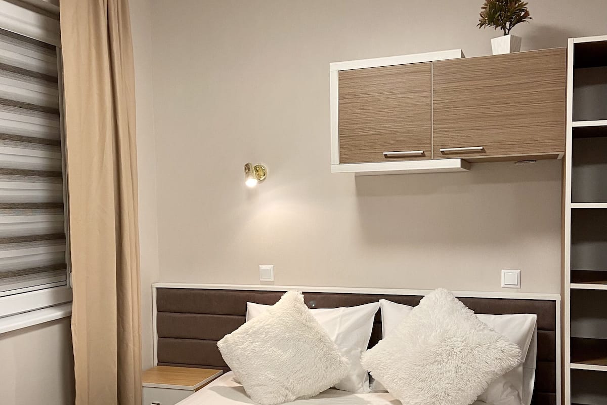 Design-huoneisto | 2 makuuhuonetta, minibaari, työpöytä, äänieristys