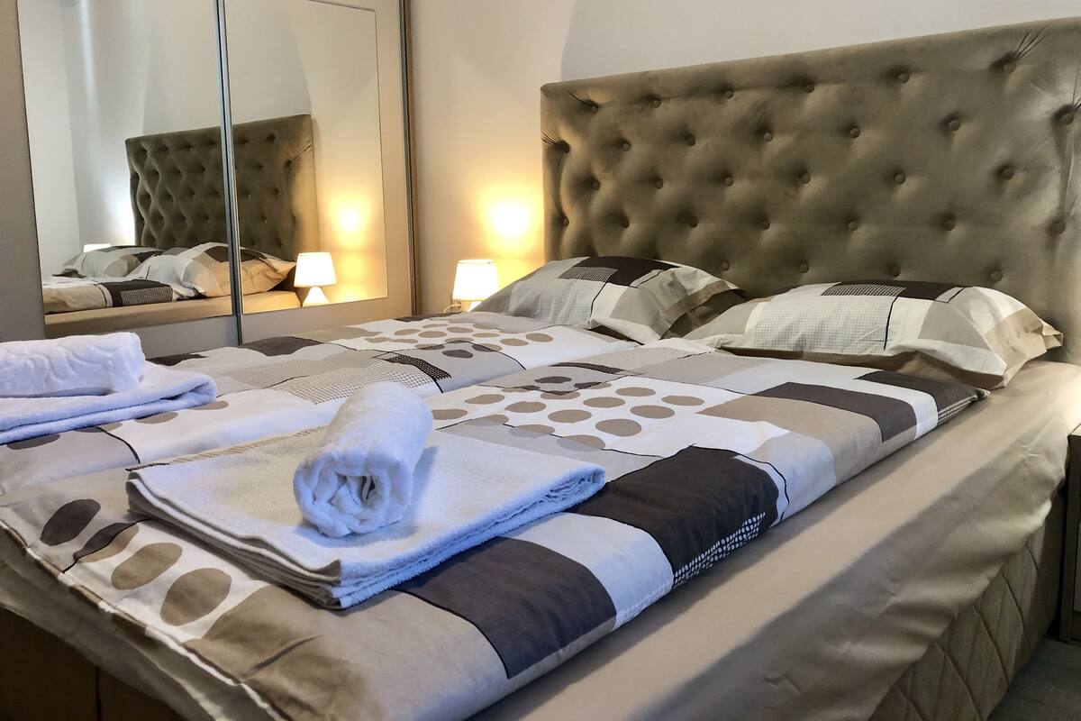 Comfort-huoneisto | 2 makuuhuonetta, minibaari, työpöytä, äänieristys