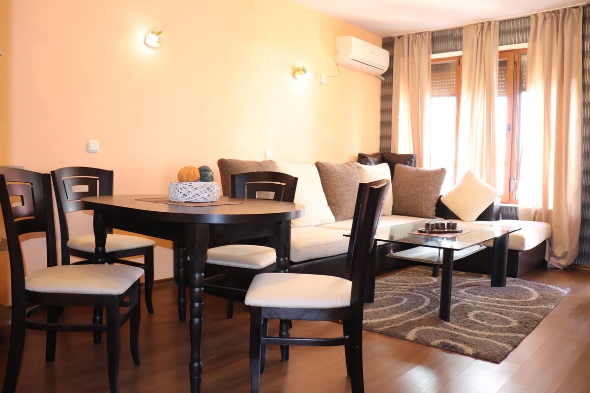 Deluxe-huoneisto, 3 makuuhuonetta | Oleskelualue | 40–tuumainen taulutelevisio, jossa kaapelikanavat