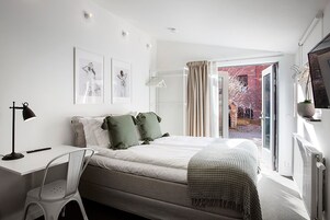 Escritorio, cortinas blackout y tabla de planchar con plancha