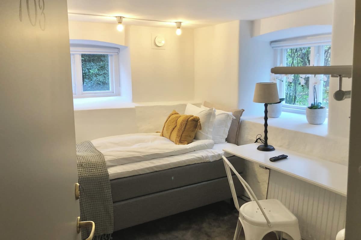 Single Studio Lower Ground Floor / Single Bed | 책상, 암막 커튼, 다리미/다리미판, 무료 WiFi