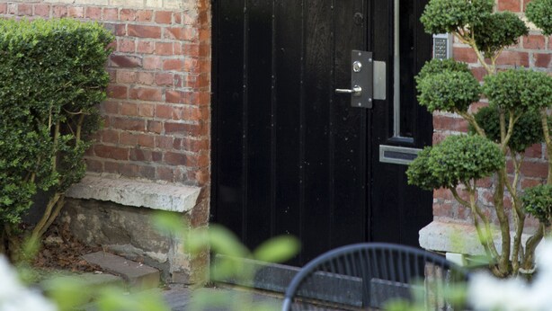 A black door with a sign above it that reads "WOW APARTMENTS FOR RENT". - WOW Apartments & Rooms (Gothenburg)
