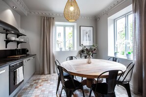 Réfrigérateur, cafetière/bouilloire, bouilloire électrique