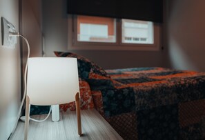 Escritorio, sistema de insonorización, cunas gratuitas y wifi gratis 