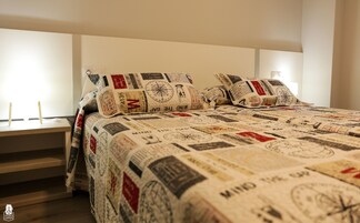 Ático, 3 habitaciones | Escritorio, sistema de insonorización, cunas gratuitas y wifi gratis