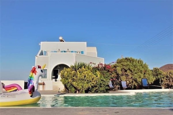 Una piscina al aire libre de temporada