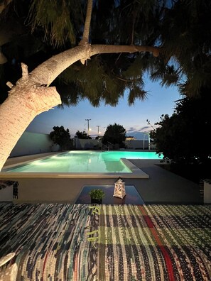 A swimming pool with a view of the sky and trees. - Santo Margarita (Santorini)