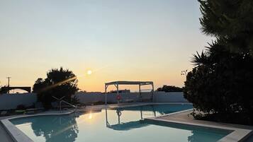 시즌별로 운영되는 야외 수영장