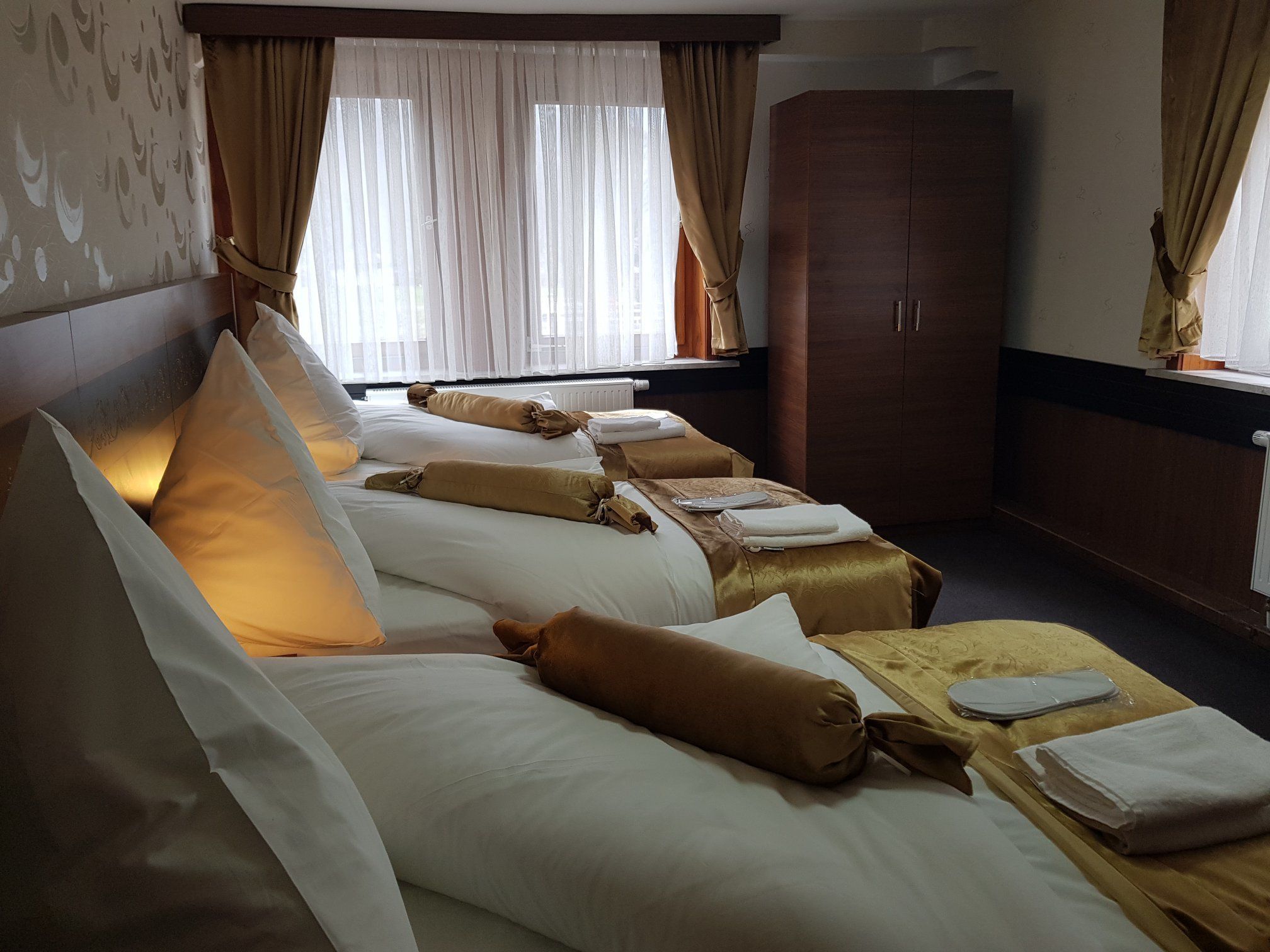 triple room, 3 single beds | minibar, in-room safe, free wifi, bed sheets