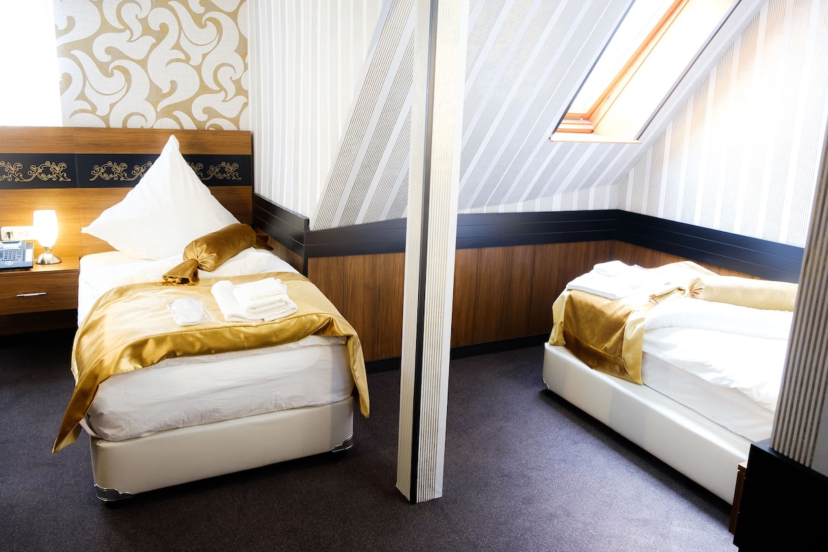 Twin Room, 2 Twin Beds | Minibar, in-room safe, WiFi (free), bed sheets