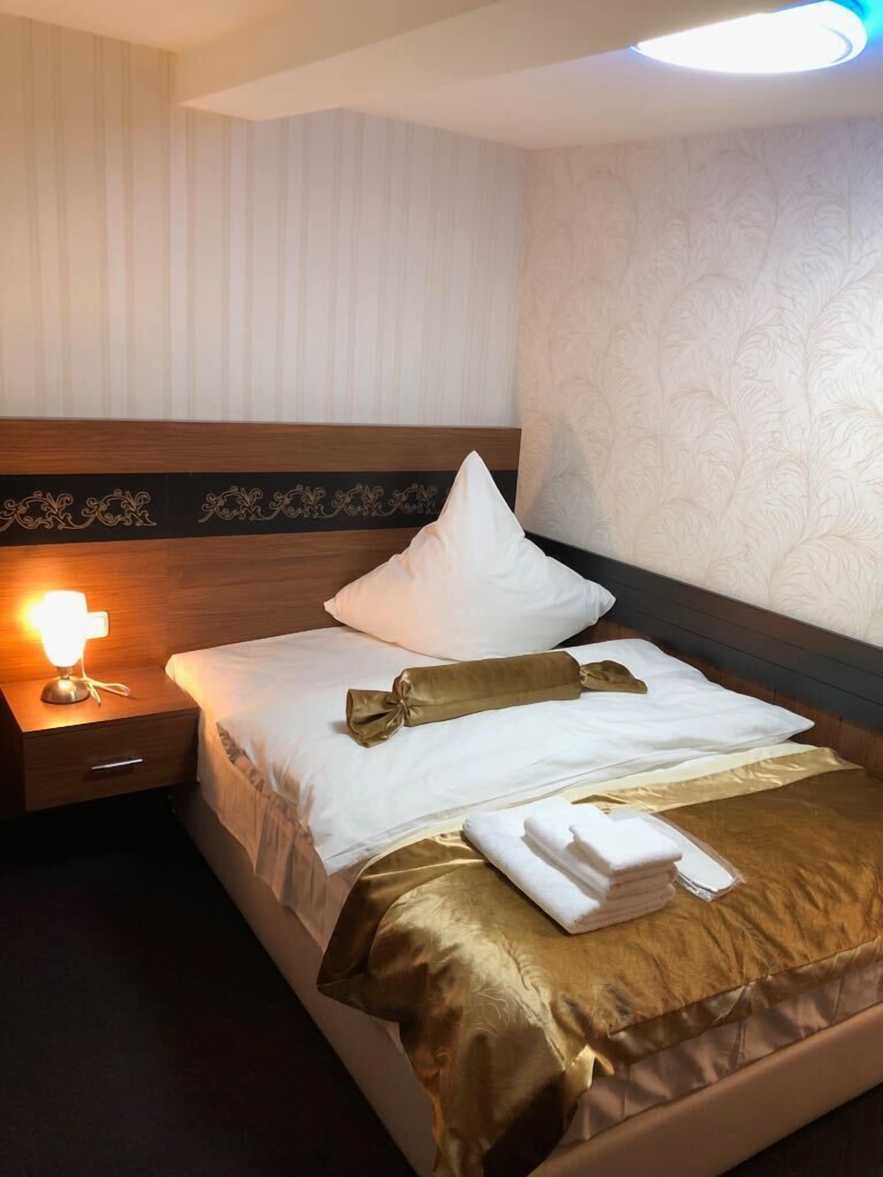 twin room, 2 single beds | minibar, in-room safe, free wifi, bed sheets