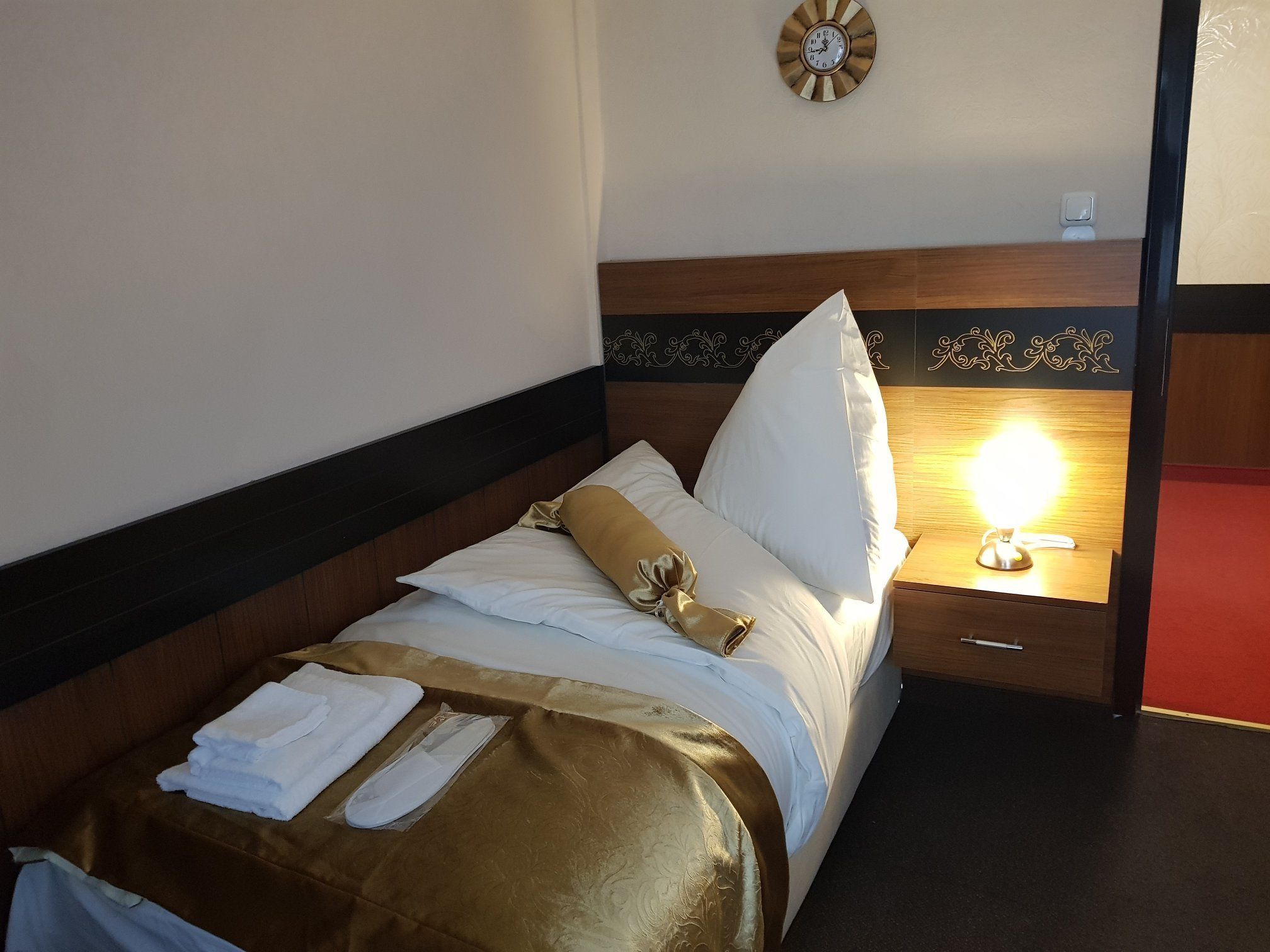 basic single room | minibar, in-room safe, free wifi, bed sheets