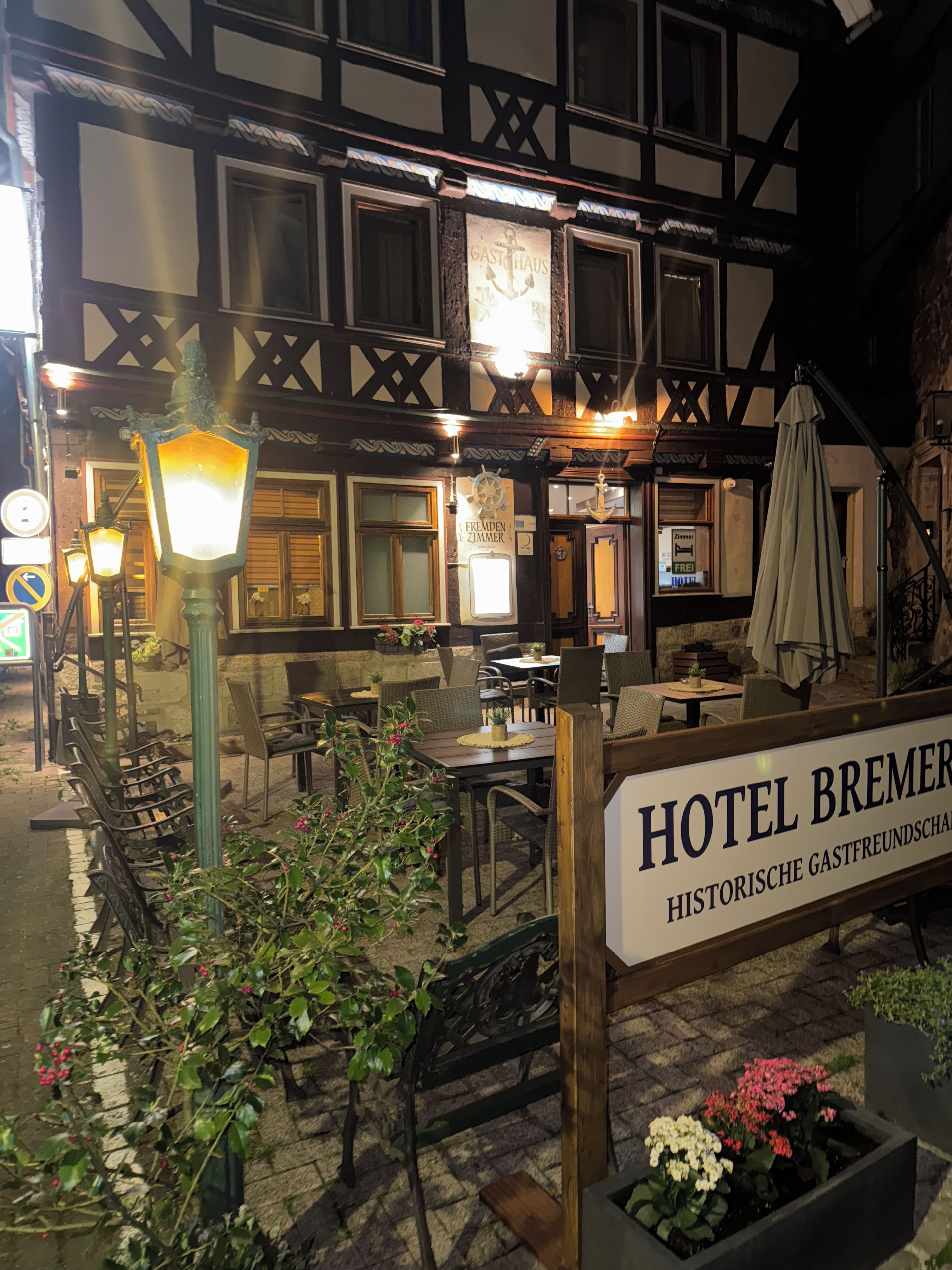 Ein traditionelles Gebäude im europäischen Stil mit einem Schild, auf dem 'Hotel Bremmer' steht.