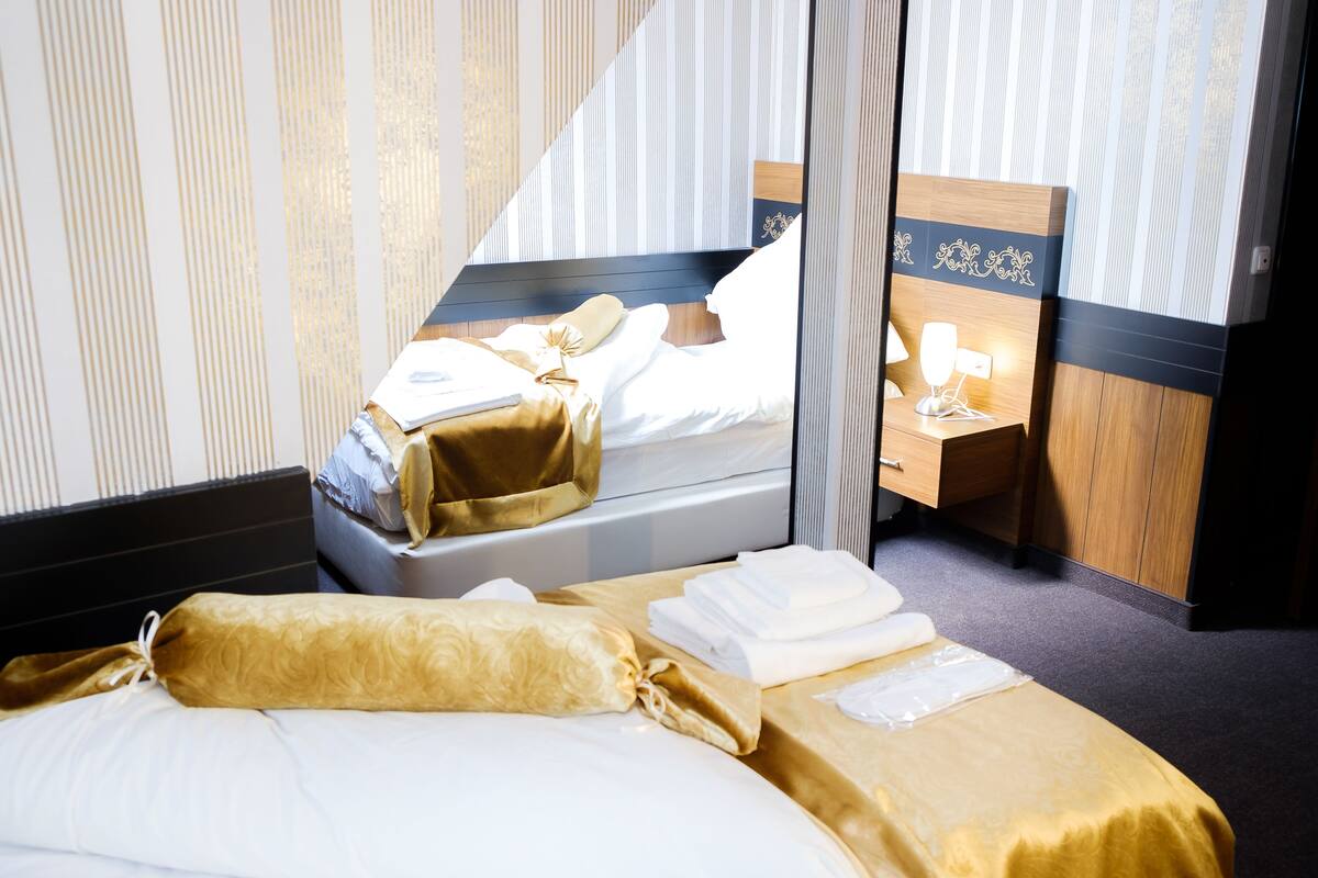 twin room, 2 single beds | minibar, in-room safe, free wifi, bed sheets