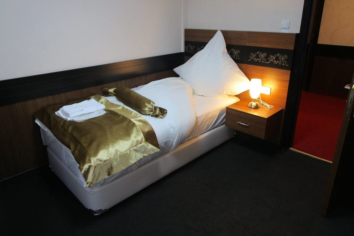 Basic Single Room | Minibar, in-room safe, WiFi (free), bed sheets
