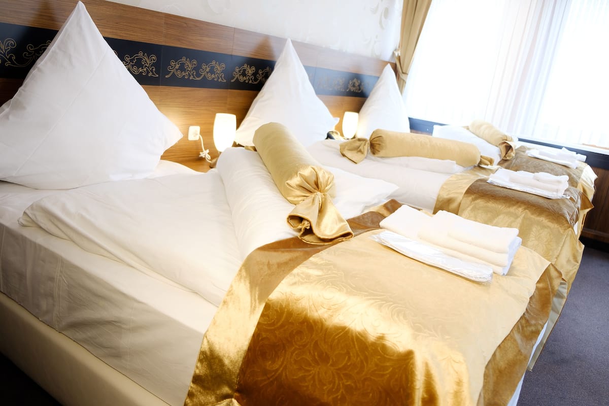 Triple Room, 3 Twin Beds | Minibar, in-room safe, WiFi (free), bed sheets